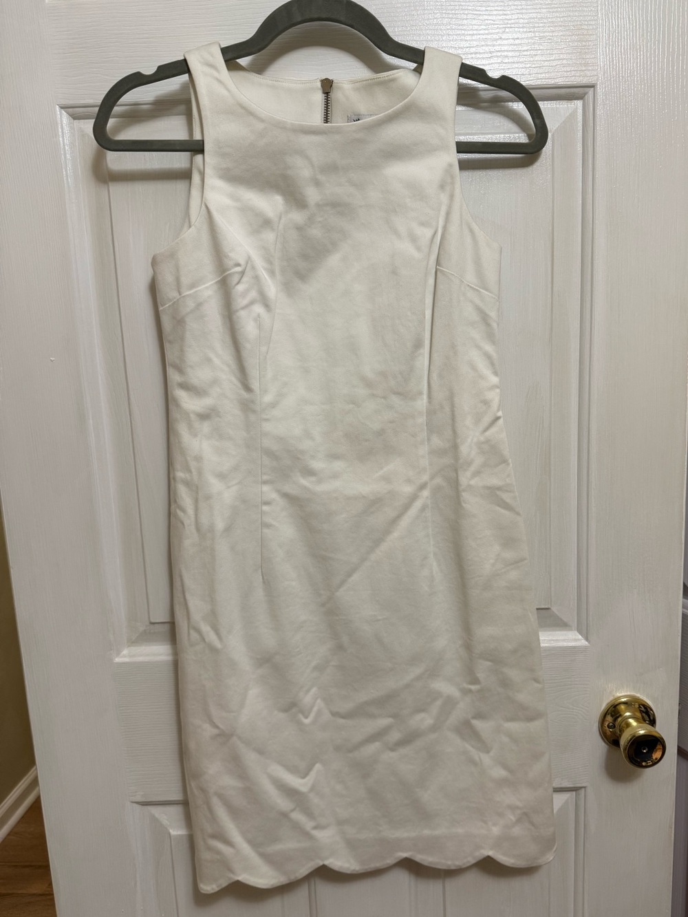 Southern Tide Sleeveless Scallop-Hem Shift Dress in White